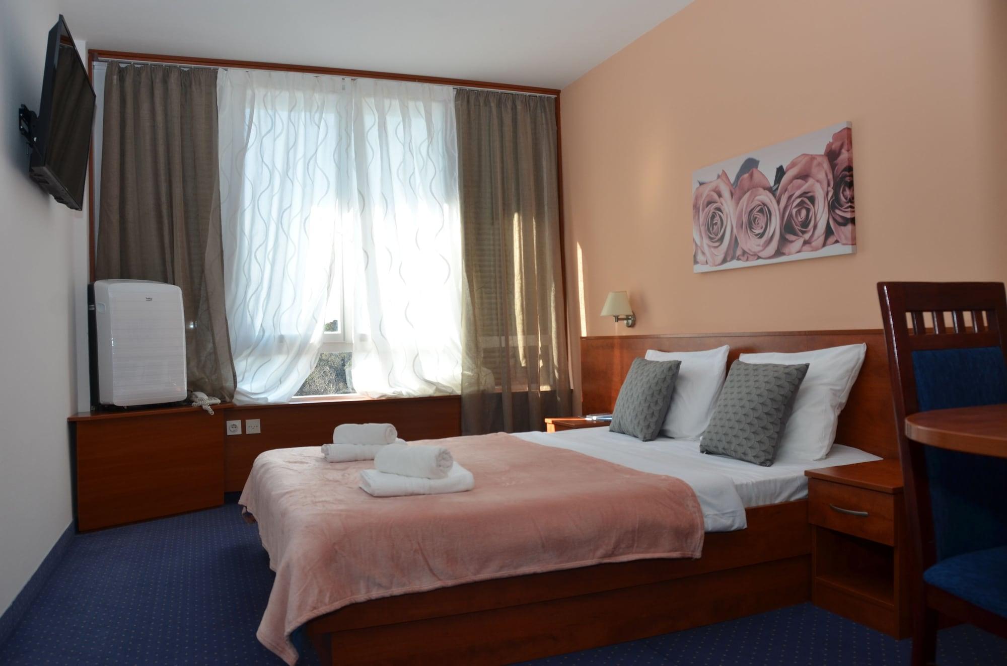Liberty Hotel Novalja Bagian luar foto