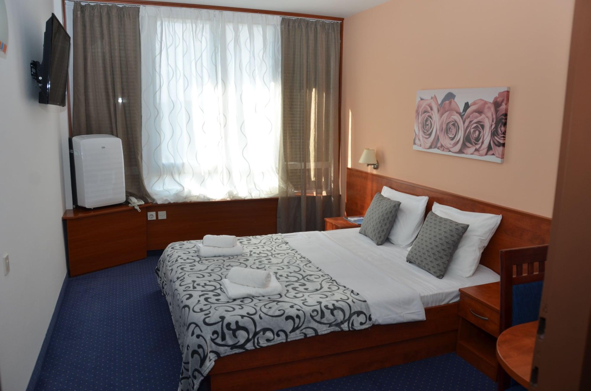 Liberty Hotel Novalja Bagian luar foto