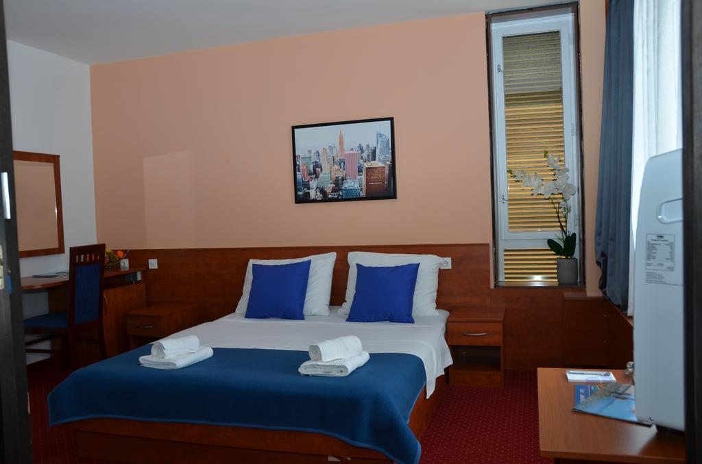 Liberty Hotel Novalja Bagian luar foto